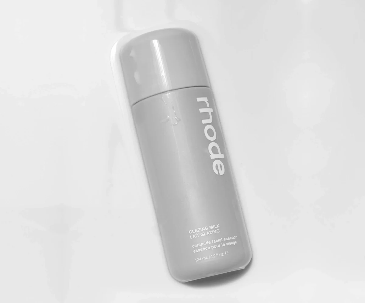 Rhode Glazing Milk (124 ml) de la marca de Hailey Bieber